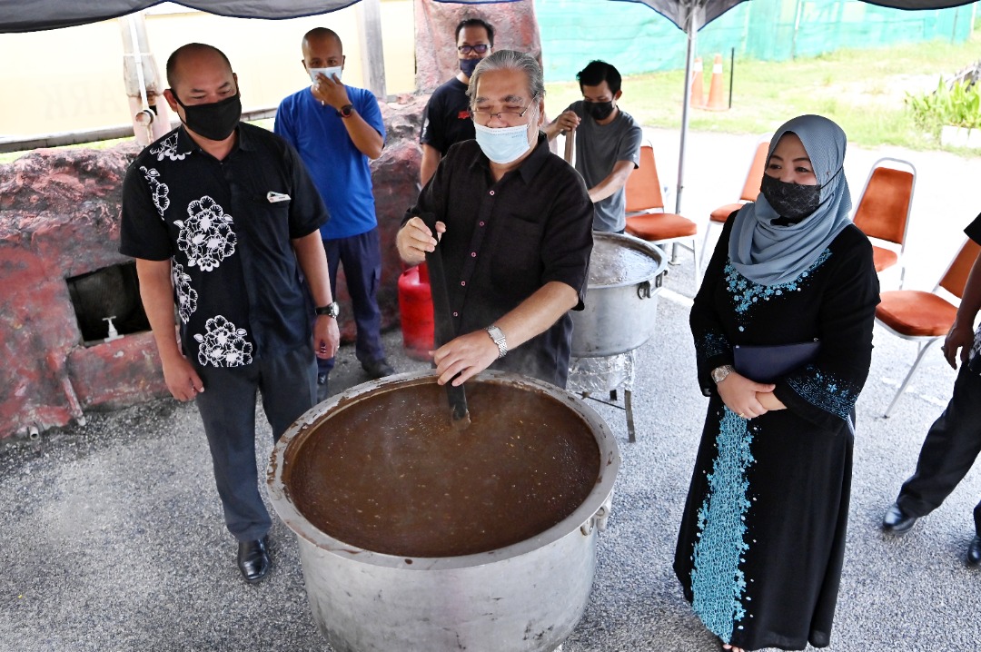 Primula Beach Hotel Kekalkan Tradisi Masak Bubur Asyura